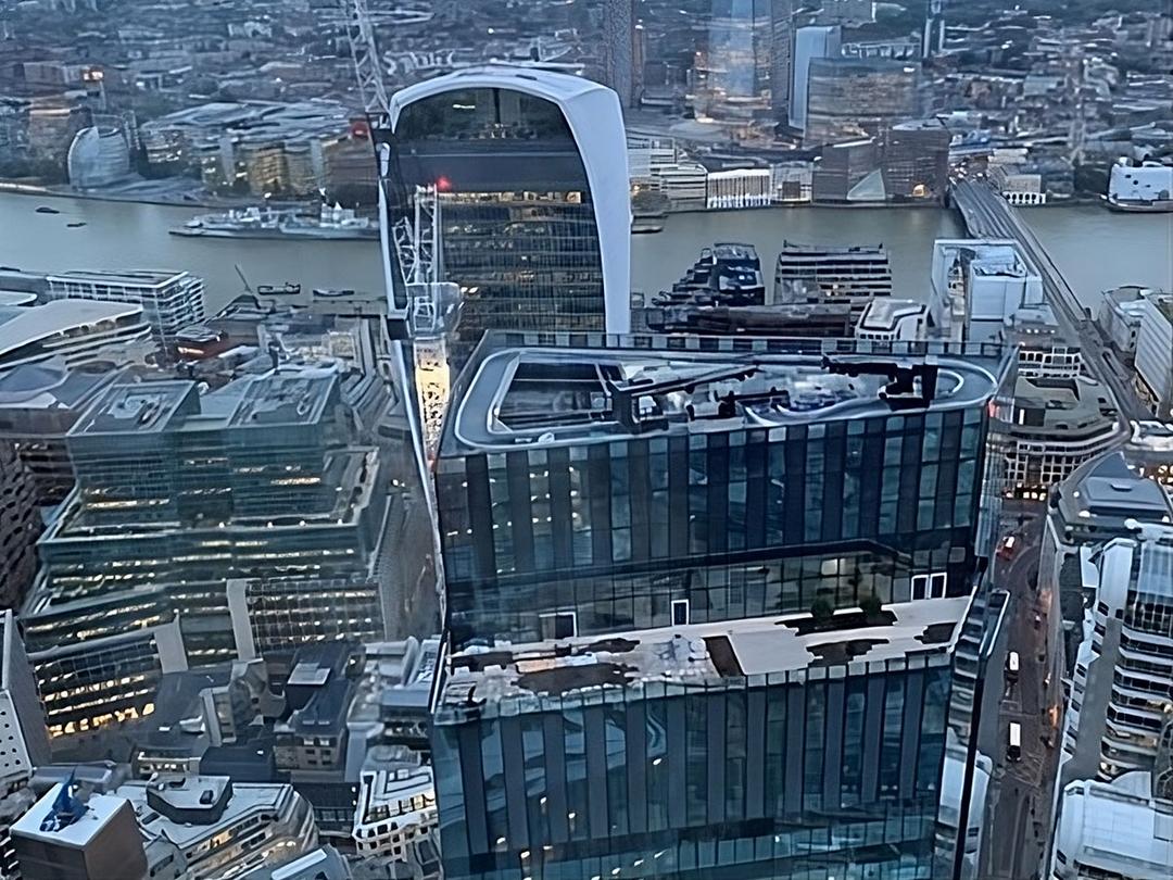Blick von oben auf die Baustelle des 8 Bishopsgate-Hochhauses, mit London und der Themse im Hintergrund.