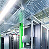 Rechenzentrum mit Serverracks, grünen Stützen und verzinkten Kabeltrassen zur strukturierten Kabelführung unter der Decke.
