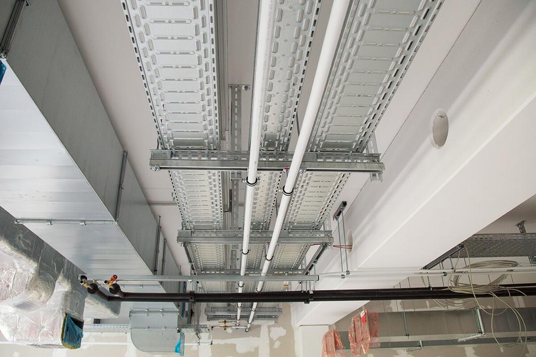 Die Kabeltragsysteme an der Decke des Erweiterungsbaus.