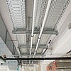 Die Kabeltragsysteme an der Decke des Erweiterungsbaus.