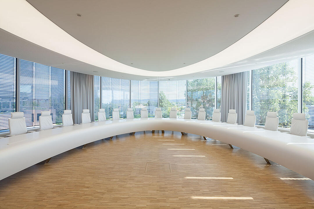 Blick in einen lichtdurchfluteten, großen und modernen Besprechungsraum im Haupthaus des BGV (Badischer GemeindeVersicherungsVerband) in Karlsruhe.