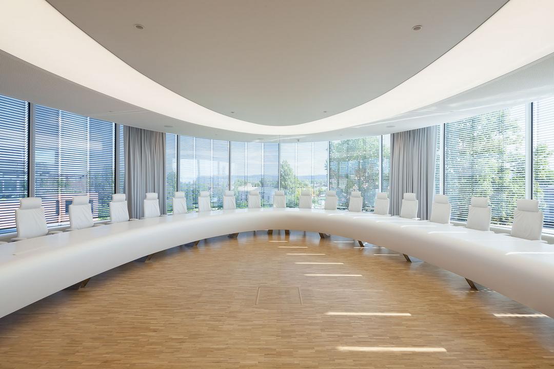 Blick in einen lichtdurchfluteten, großen und modernen Besprechungsraum im Haupthaus des BGV (Badischer GemeindeVersicherungsVerband) in Karlsruhe.