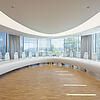 Blick in einen lichtdurchfluteten, großen und modernen Besprechungsraum im Haupthaus des BGV (Badischer GemeindeVersicherungsVerband) in Karlsruhe.