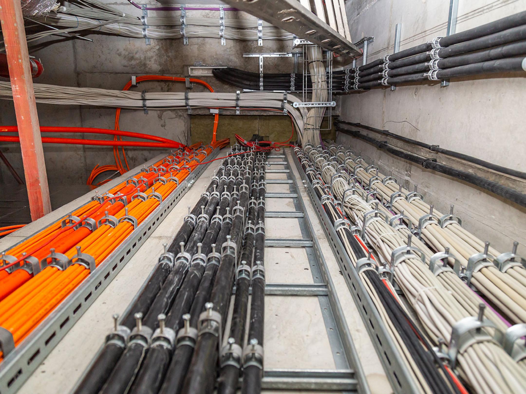 Die Kabelführung im Inneren des Gasometers.