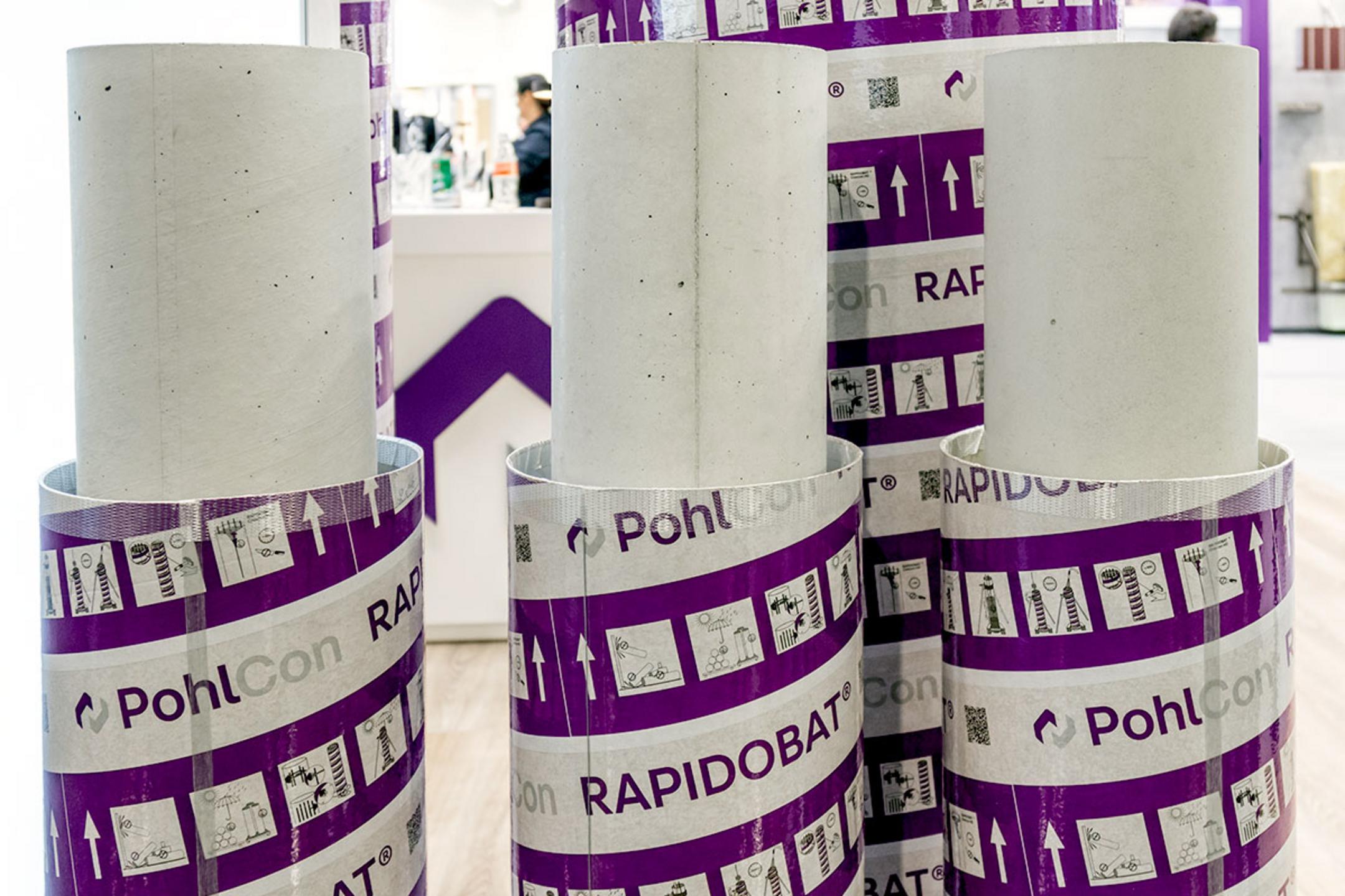 Abgebildet sind nebeneinander drei RAPIDOBAT® Schalrohre in den Ausführungen Glatt-light, Glatt und Cretcon HD, in der charakteristischen weiß-lila Verpackung.