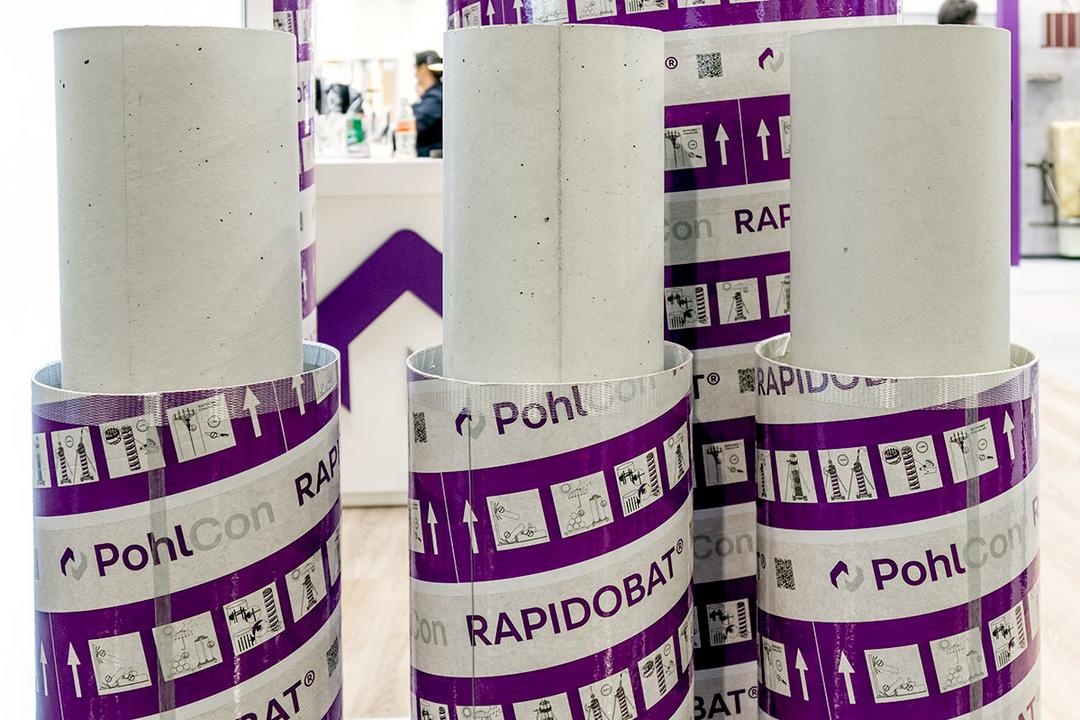 Abgebildet sind nebeneinander drei RAPIDOBAT® Schalrohre in den Ausführungen Glatt-light, Glatt und Cretcon HD, in der charakteristischen weiß-lila Verpackung.