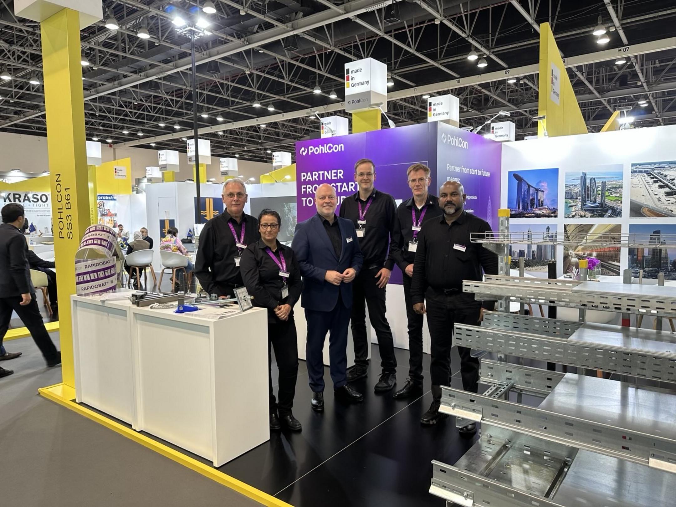 Messestand mit Messepersonal, Gruppenbild