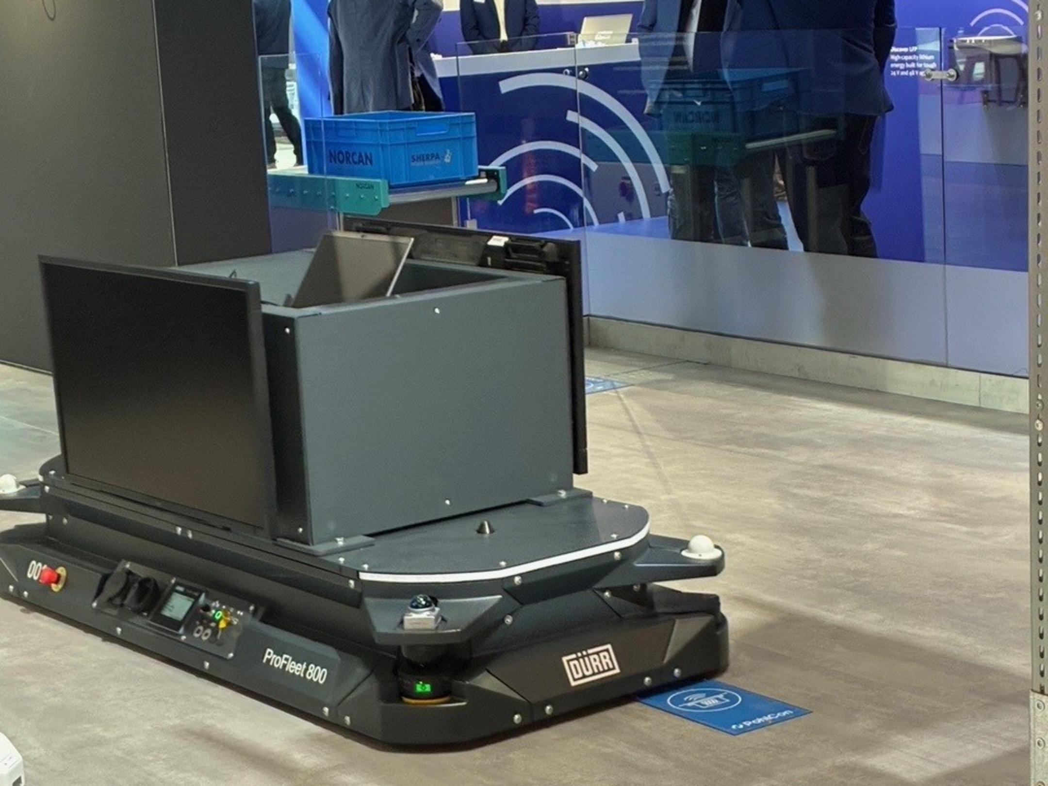 AMR mit induktiver Ladefläche im Live-Betrieb am Messestand