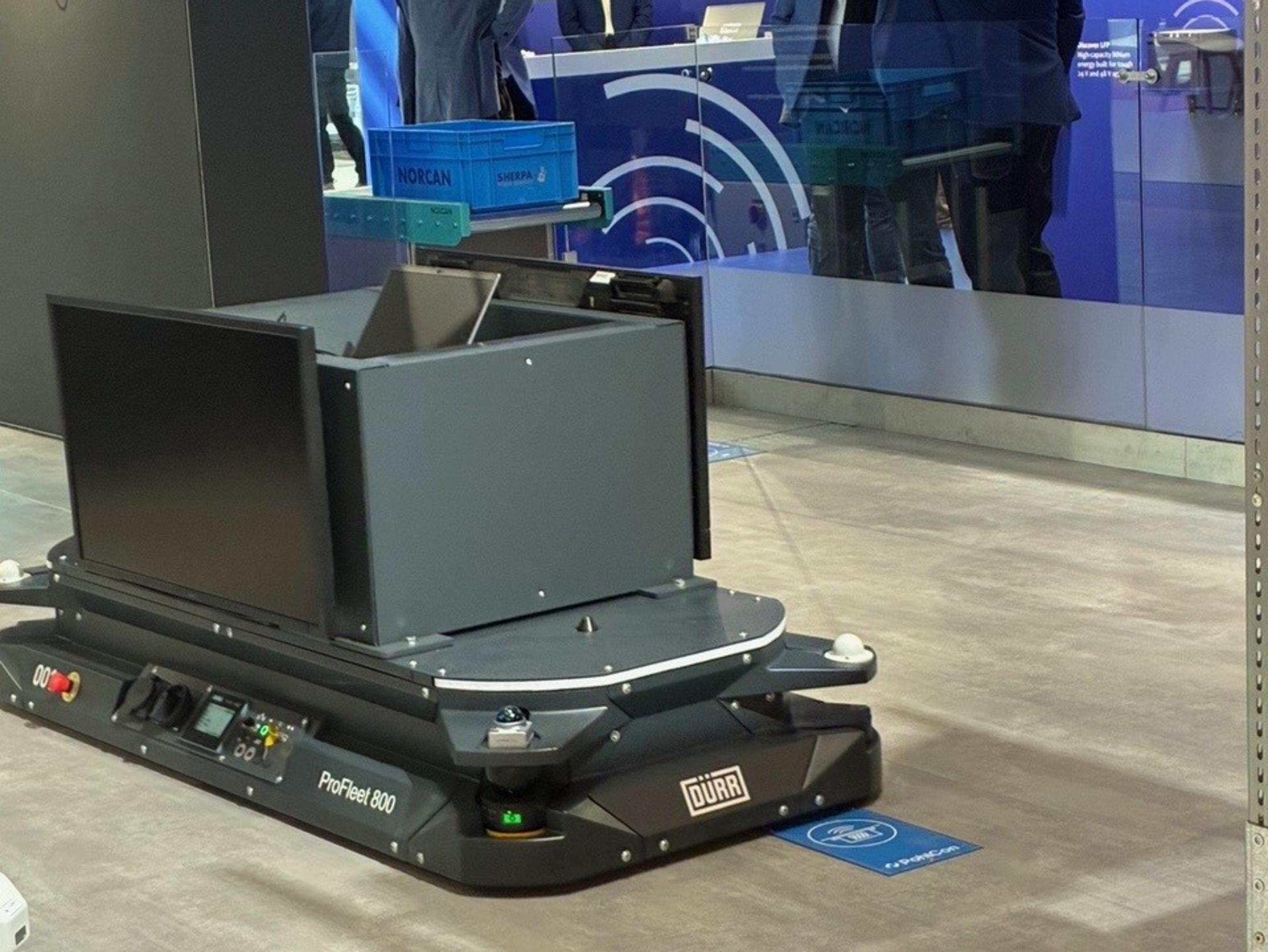 AMR mit induktiver Ladefläche im Live-Betrieb am Messestand