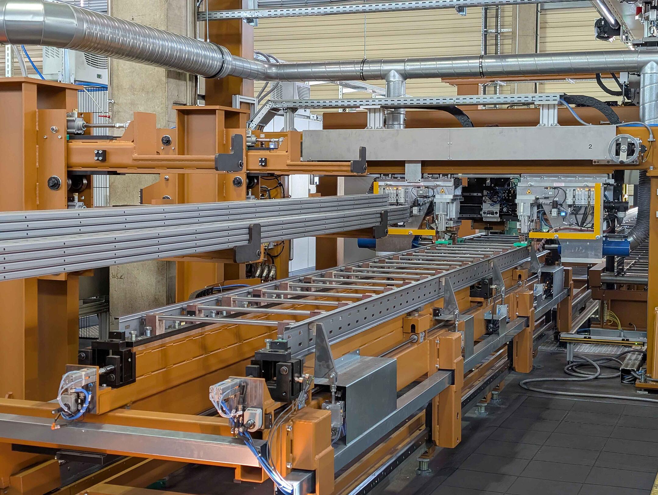 Moderne Leiterschweißanlage in der Produktion von Kabeltragsystemen