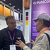 Messestand mit 2 Menschen im Verkaufsgespräch