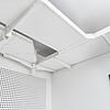 Weiße Decke mit abgehängter ungelochter Kabelrinne in Weiß und perforierter Wandverkleidung