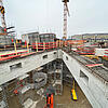 Blick auf eine Baustelle mit Gerüsten und Baukränen.