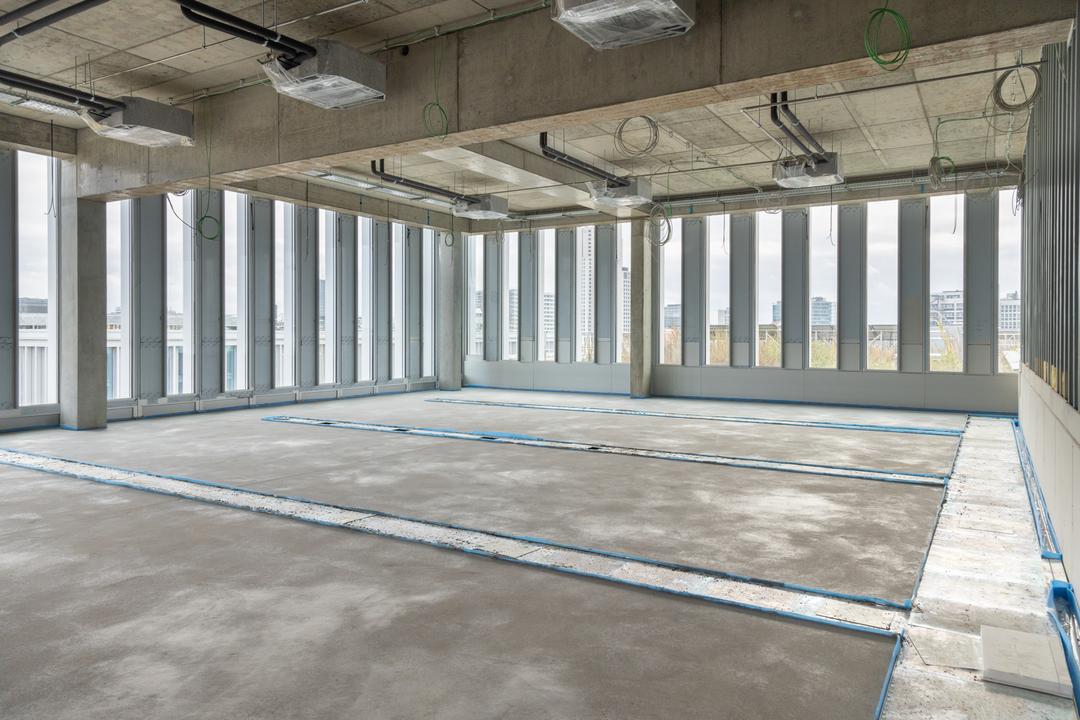 Rohbau mit bodentiefen Fenstern und Bodenkanalsystem im Estrichboden