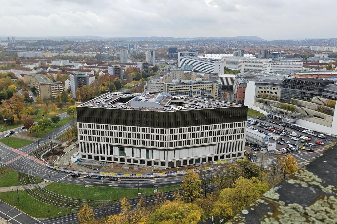 Blick auf Stadtzentrum Dresden mit Stadtforum und Rathaus