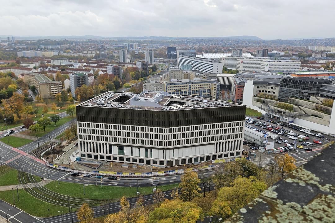 Blick auf Stadtzentrum Dresden mit Stadtforum und Rathaus