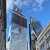 Blick von unten auf das Hochhaus 8 Bishopsgate, als es noch in Konstruktion und verhüllt war.