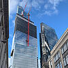 Blick von unten auf das Hochhaus 8 Bishopsgate, als es noch in Konstruktion und verhüllt war.