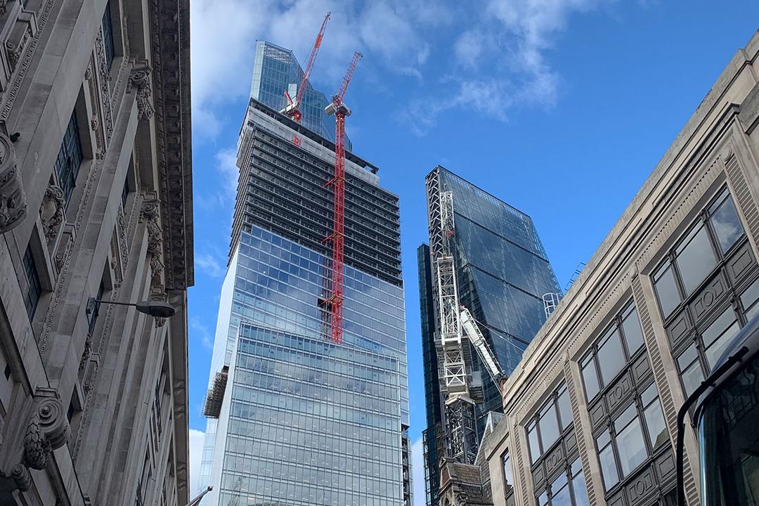 Blick von unten auf das Hochhaus 8 Bishopsgate, als es noch in Konstruktion und verhüllt war.