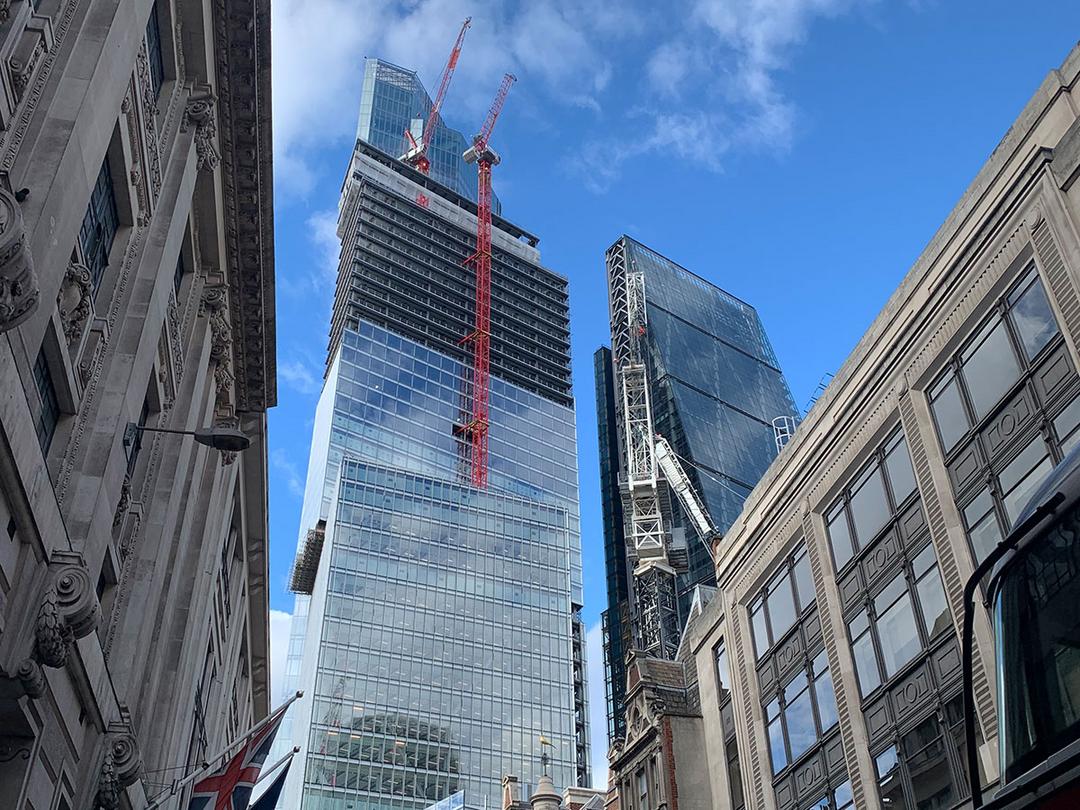 Blick von unten auf das Hochhaus 8 Bishopsgate, als es noch in Konstruktion und verhüllt war.