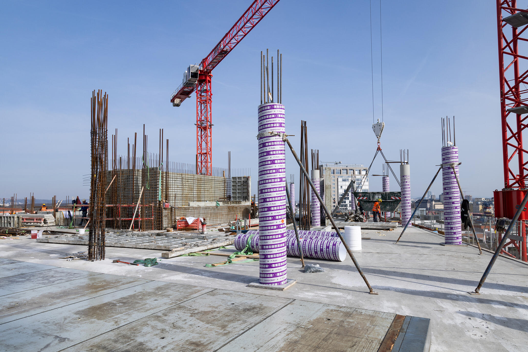 Baustelle in der Rohbauphase, sichtbare Bewehrung und eingeschalte Betonstützen Rapidobat
