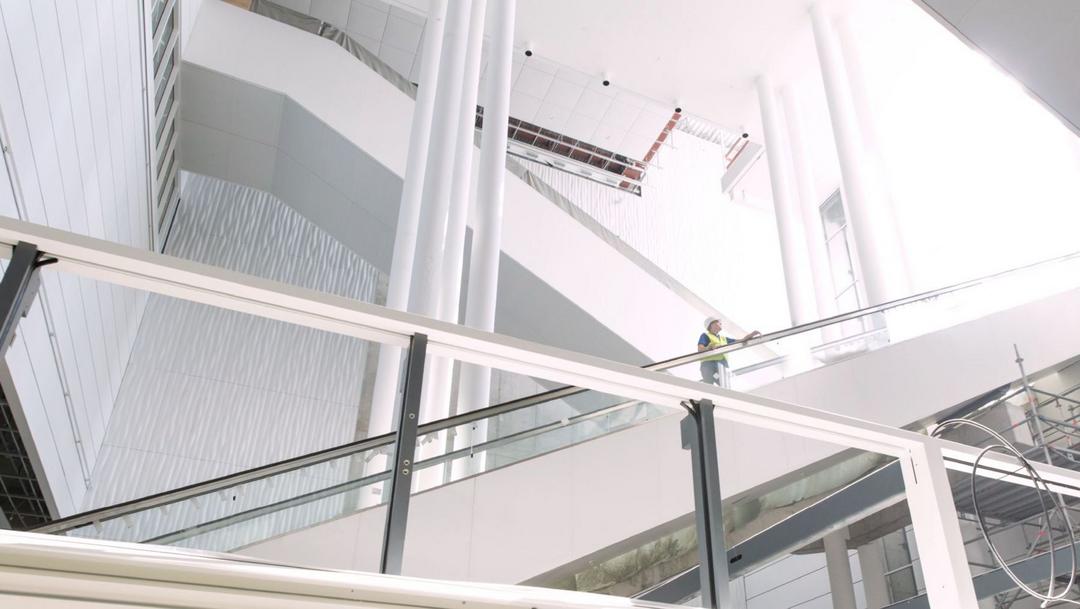 Schwarzweißbild eines modernen Treppenhauses in einem Bürogebäude.