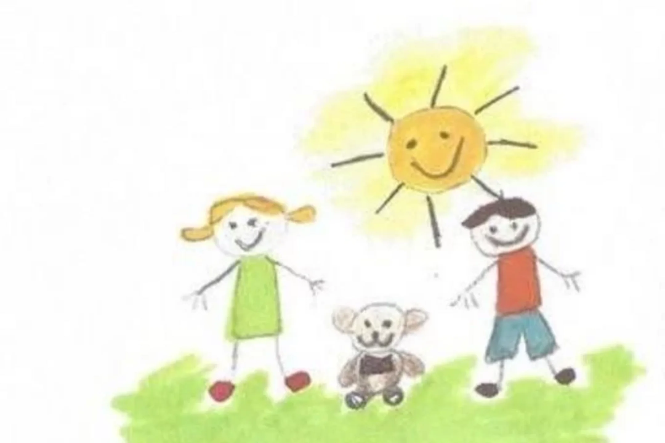 Eine Kinderzeichnung von einer Familie und einer strahlenden Sonne darüber.