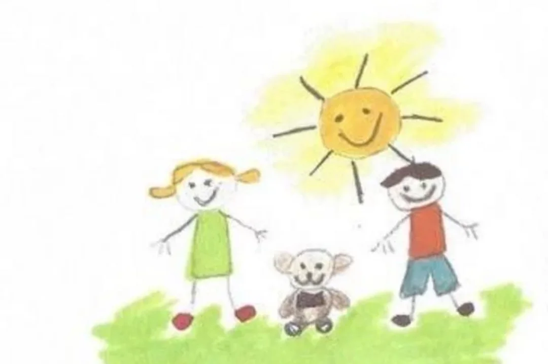 Eine Kinderzeichnung von einer Familie und einer strahlenden Sonne darüber.