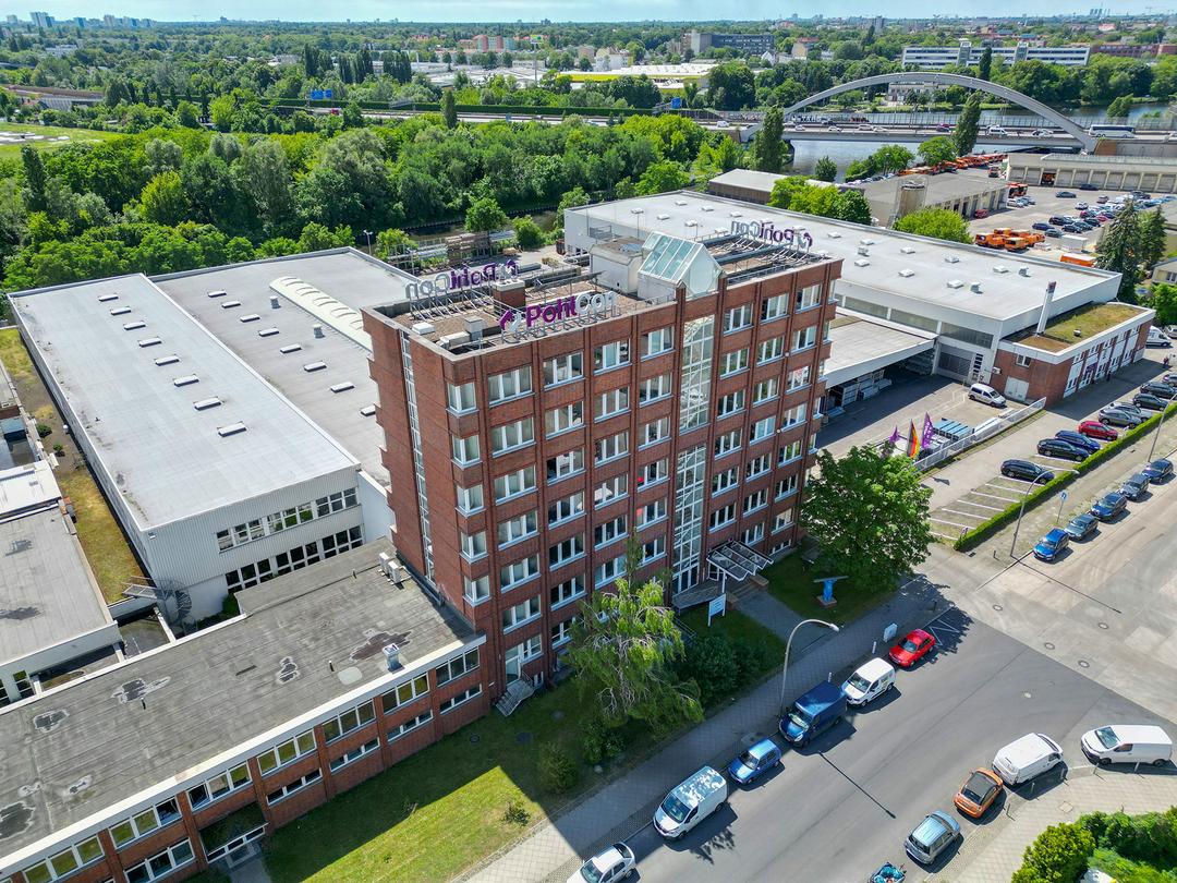 Luftaufnahme des PohlCon-Hauptsitzes in Berlin mit dem Berliner Werk im Hintergrund