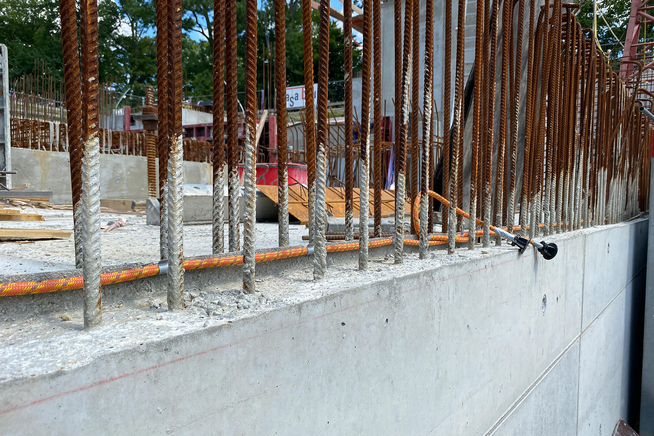 Bewehrung in Beton gegossen, aufgenommen auf einer Baustelle während der Rohbau-Phase