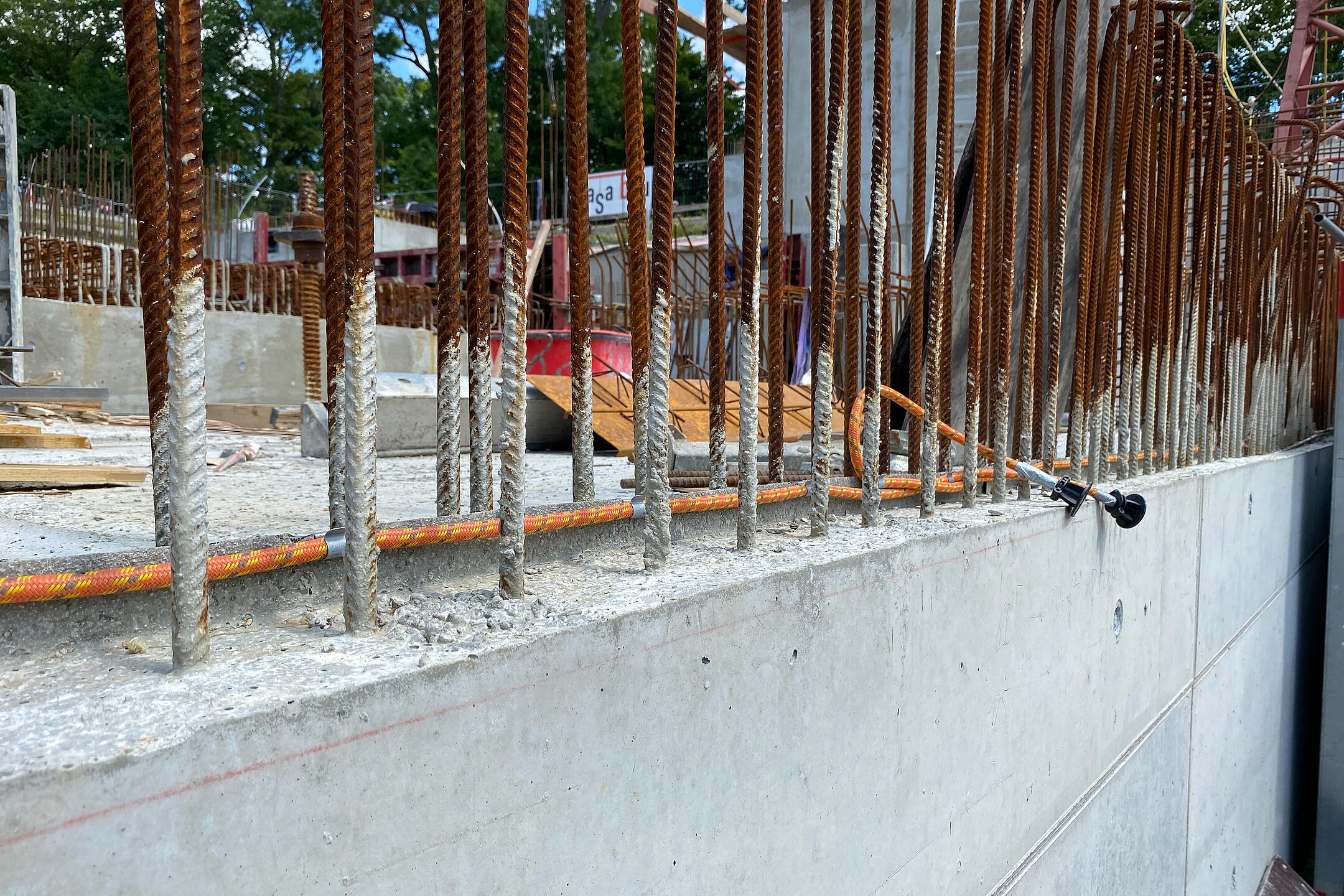Bewehrung in Beton gegossen, aufgenommen auf einer Baustelle während der Rohbau-Phase