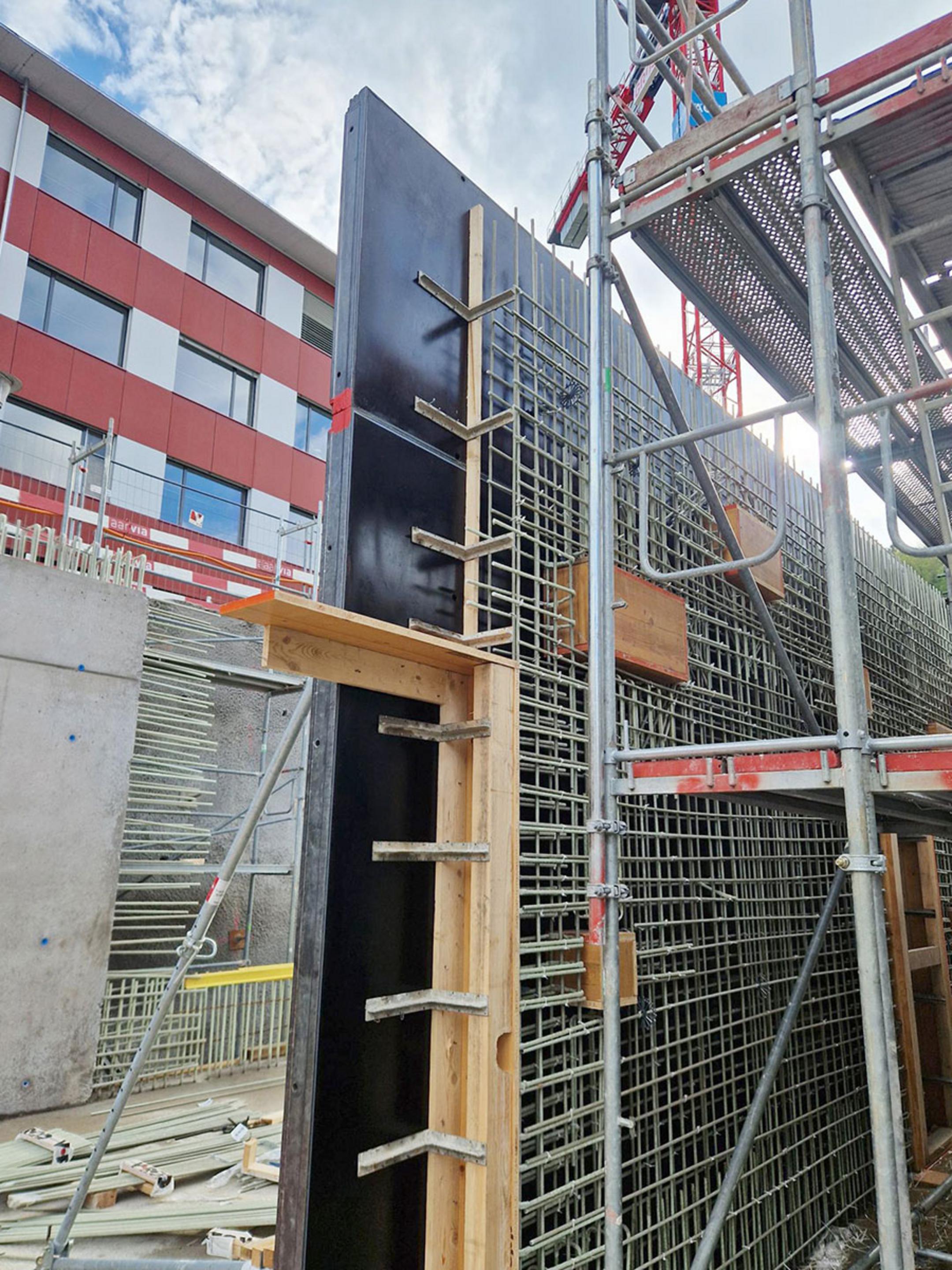 Bewehrungswand mit Glasfaserkunststoffbewehrungsstäben und Schalungselementen