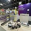 Messestand mit verschiedenen Ausstellungsstücken, unter anderem Schalrohr, Ankerschienen und Aufzugisolierung