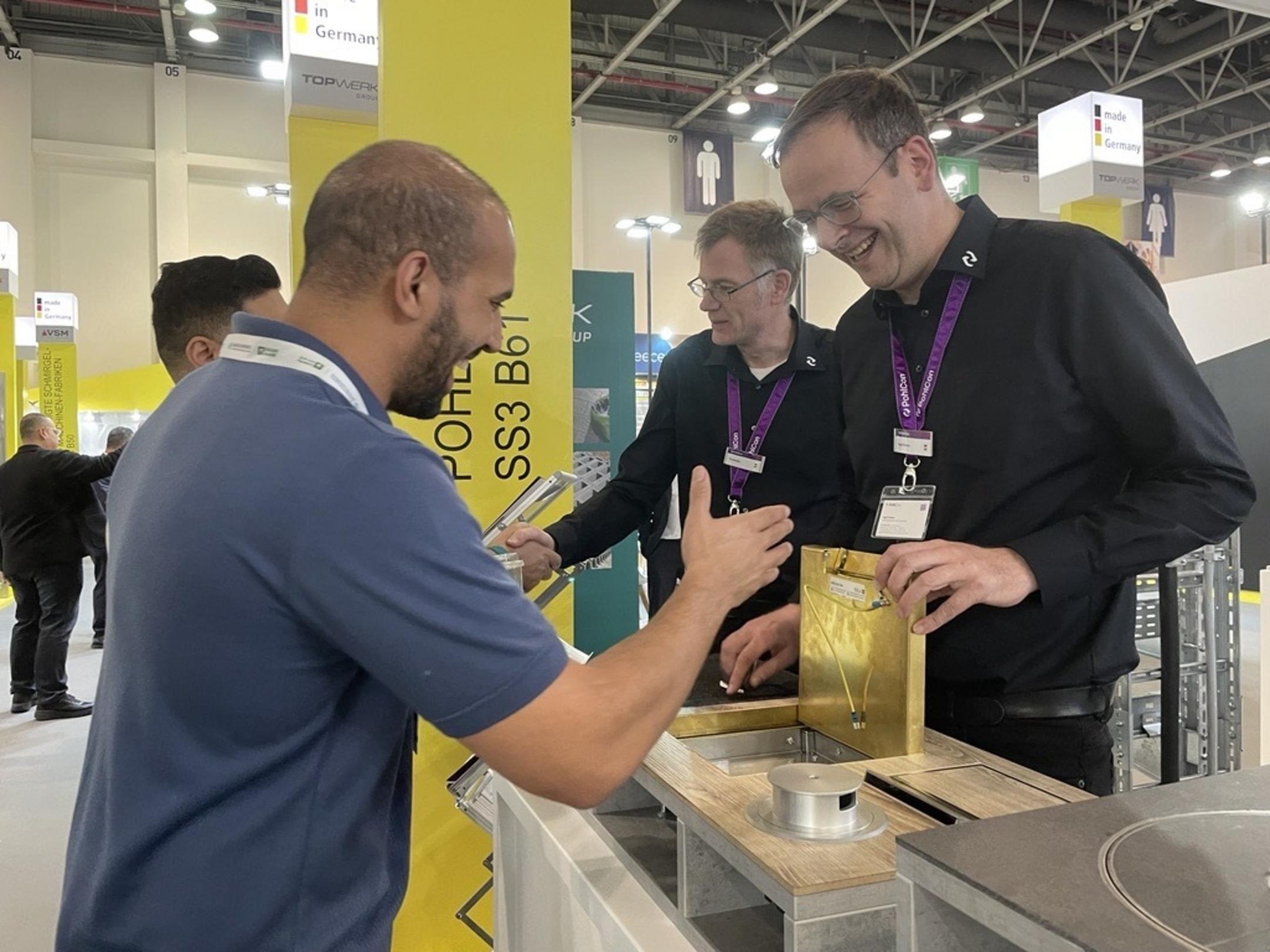 Messestand Ausstellungsstücken Unterflur, Messepersonal und Besuchern