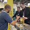 Messestand Ausstellungsstücken Unterflur, Messepersonal und Besuchern