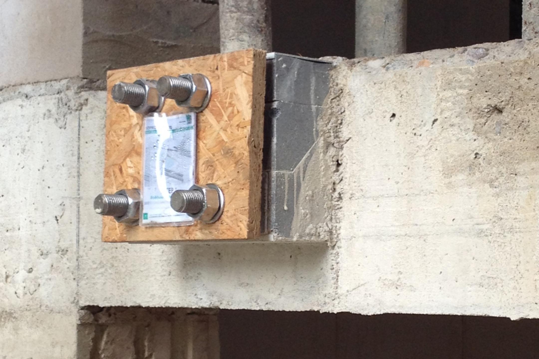 Detailaufnahme eines Konstruktionselements mit Anschlüssen aus Stahl.