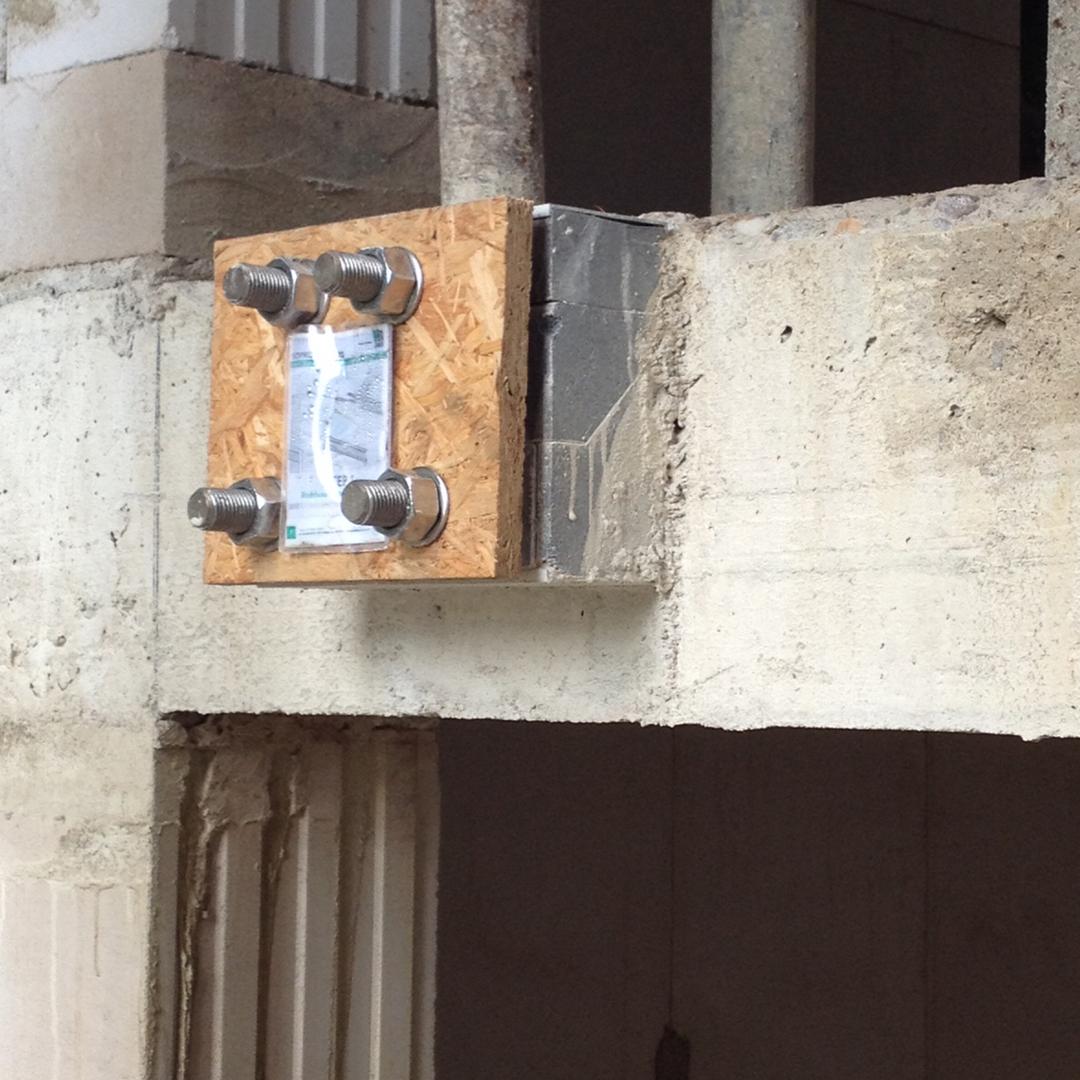 Detailaufnahme eines Konstruktionselements mit Anschlüssen aus Stahl.