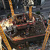 Blick auf die Baustelle eines der neuen Hochhäuser, von weiter oben.