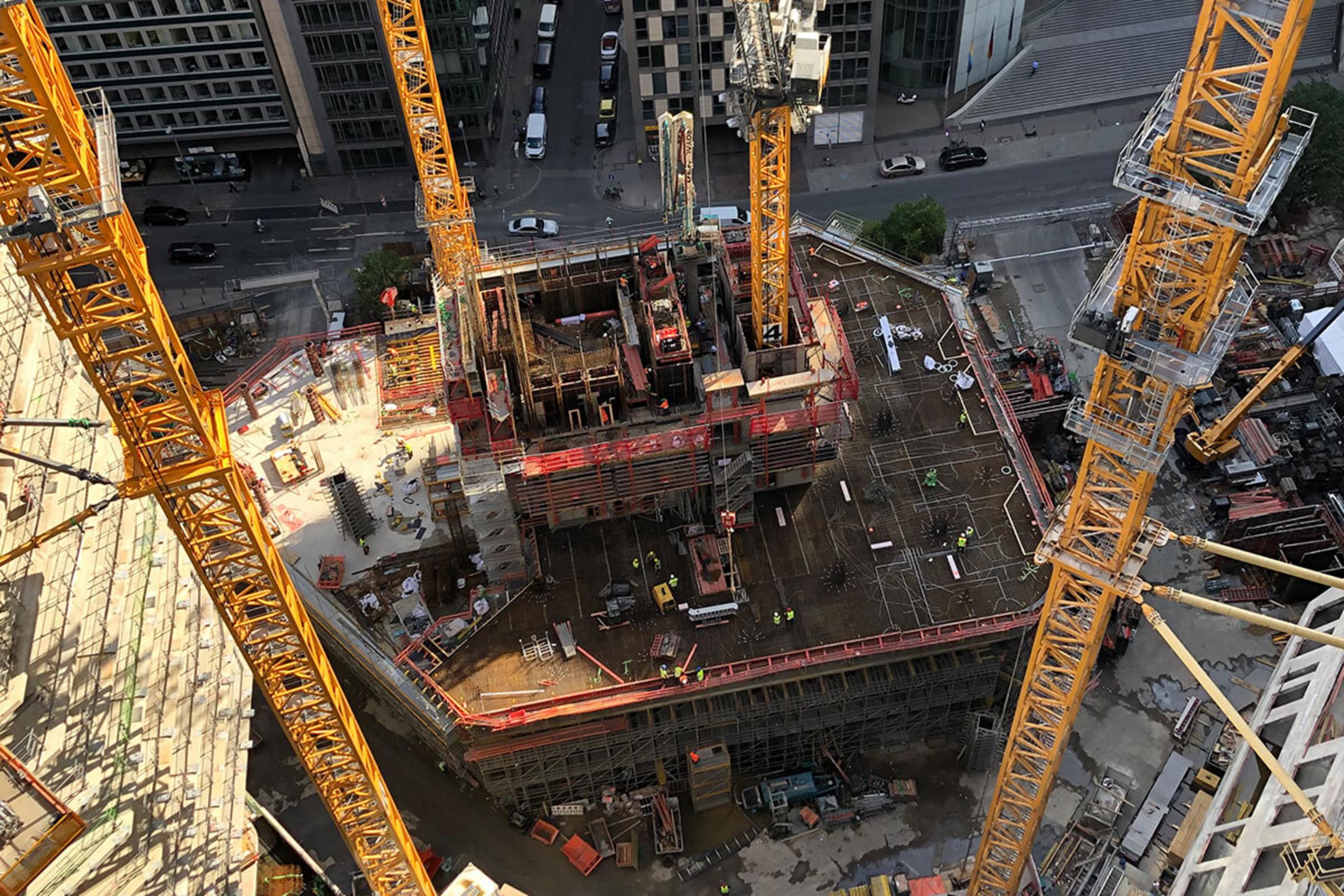 Blick auf die Baustelle eines der neuen Hochhäuser, von weiter oben.