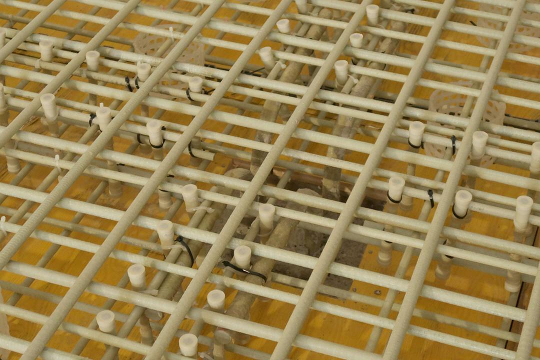 Nahaufnahme eines Bewehrungsgitters aus Glasfaserkunststoffbewehrungstäben mit Abstandhaltern