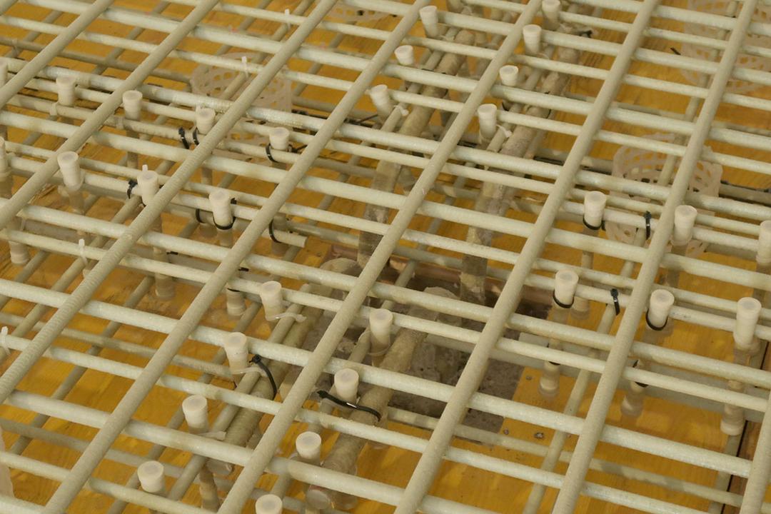 Nahaufnahme eines Bewehrungsgitters aus Glasfaserkunststoffbewehrungstäben mit Abstandhaltern