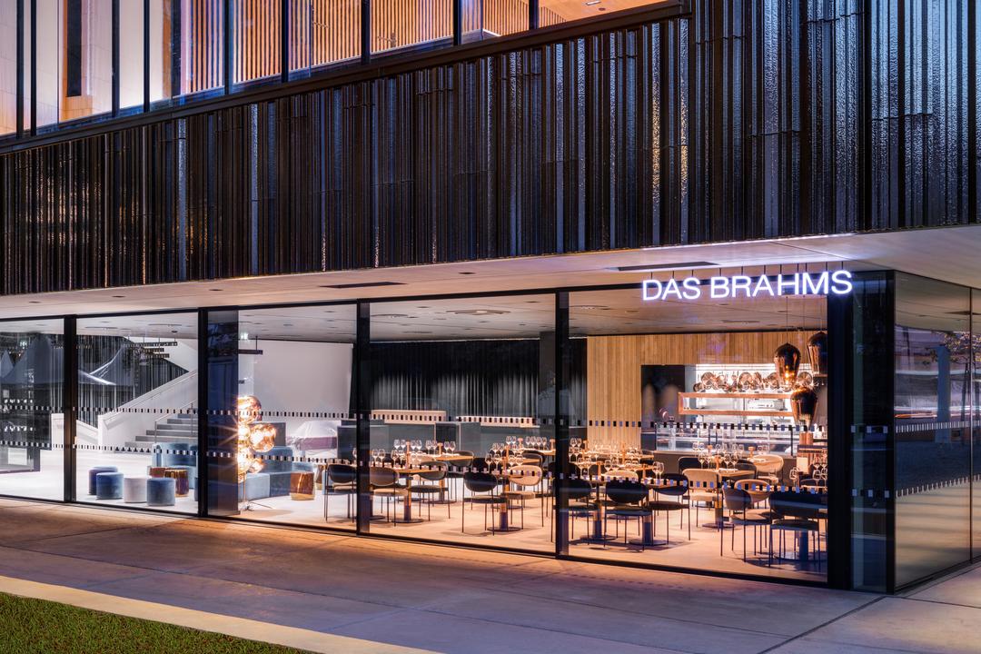 Blick von außen ins Erdgeschoss des Hauses der Musik in Innsbruck