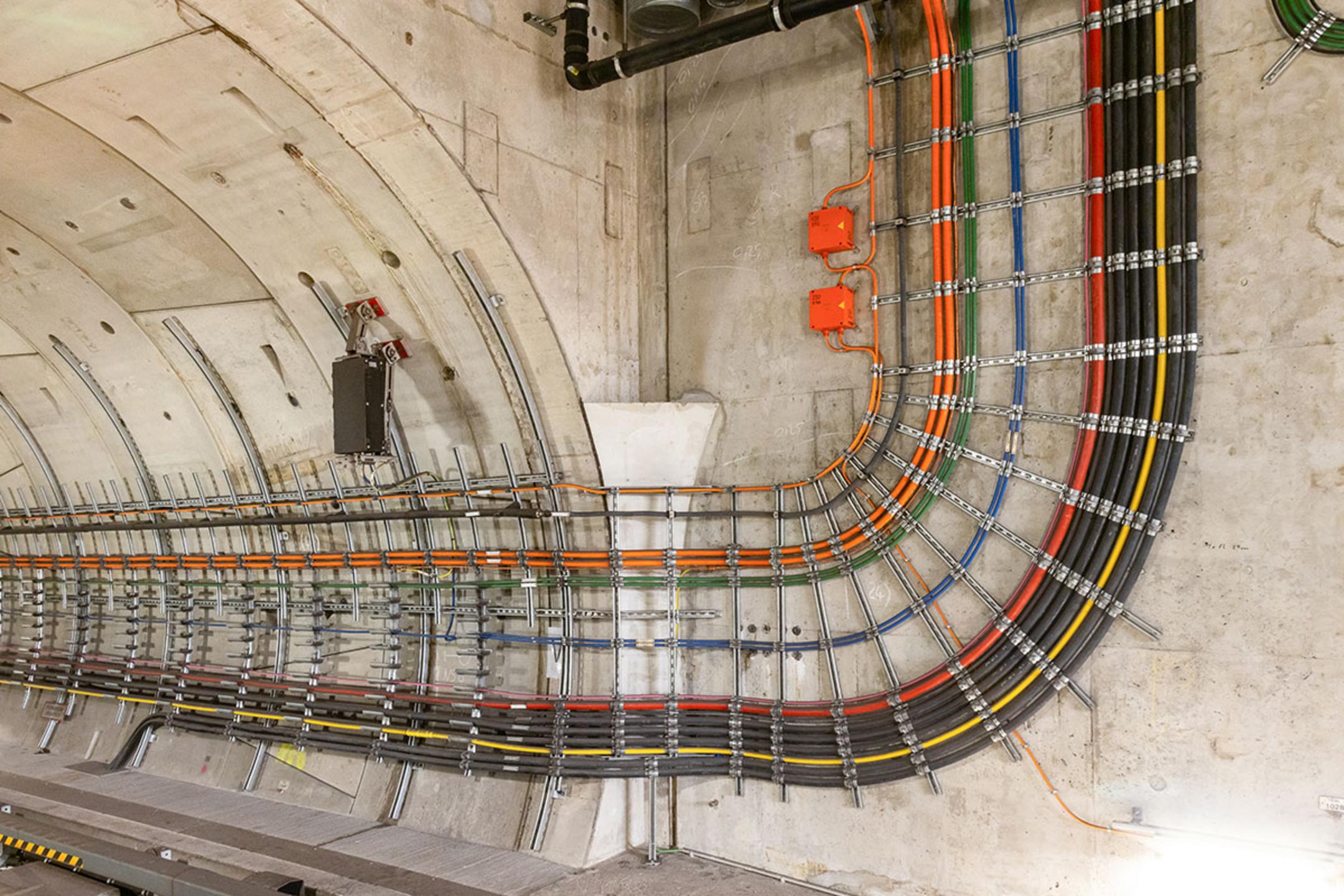 Cable laying in tunnels