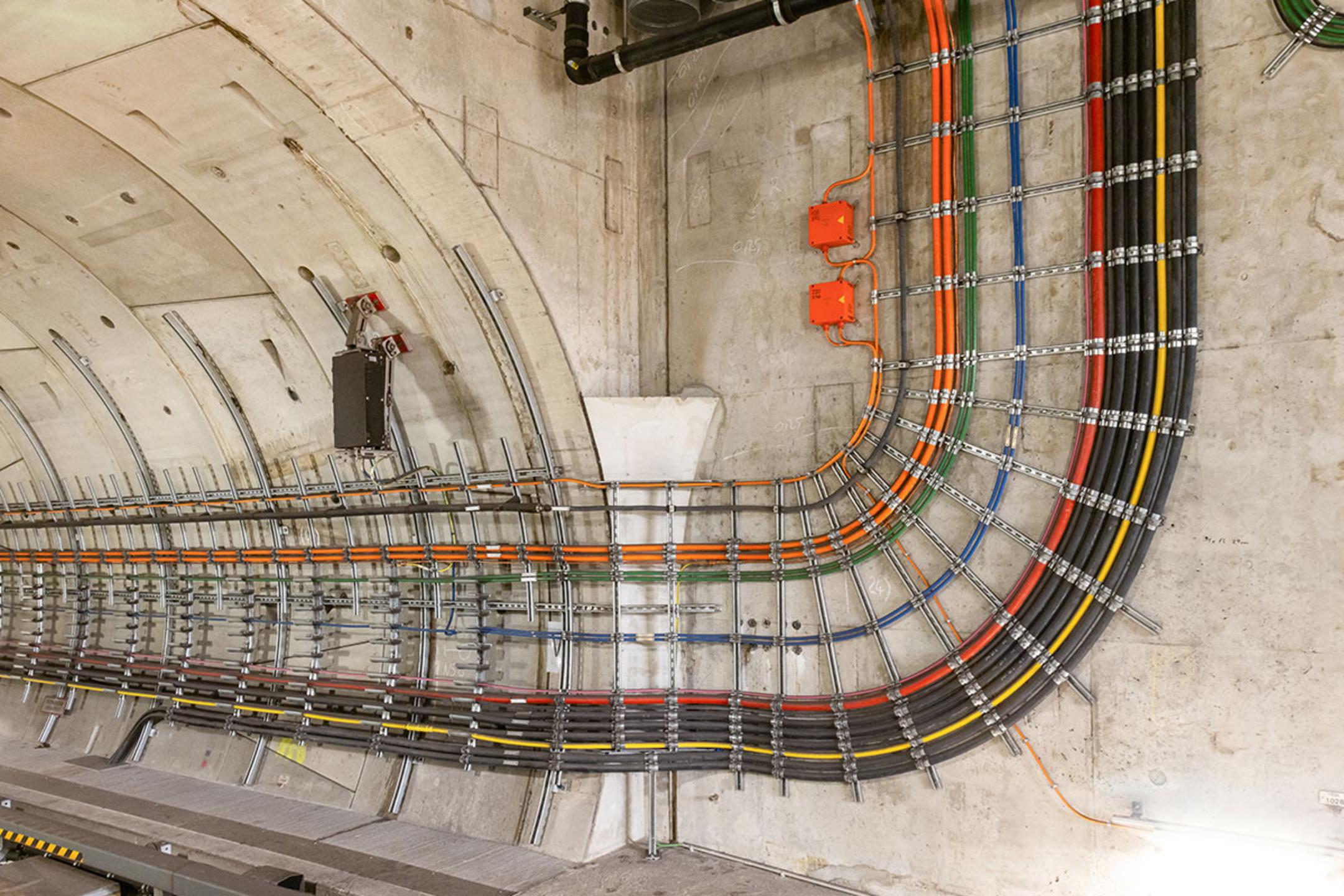 Kabelverlegung im Tunnel