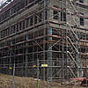 Blick auf das Bürogebäude, als es noch gebaut wird – umgeben von Gerüsten.