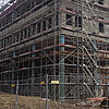 Blick auf das Bürogebäude, als es noch gebaut wird – umgeben von Gerüsten.