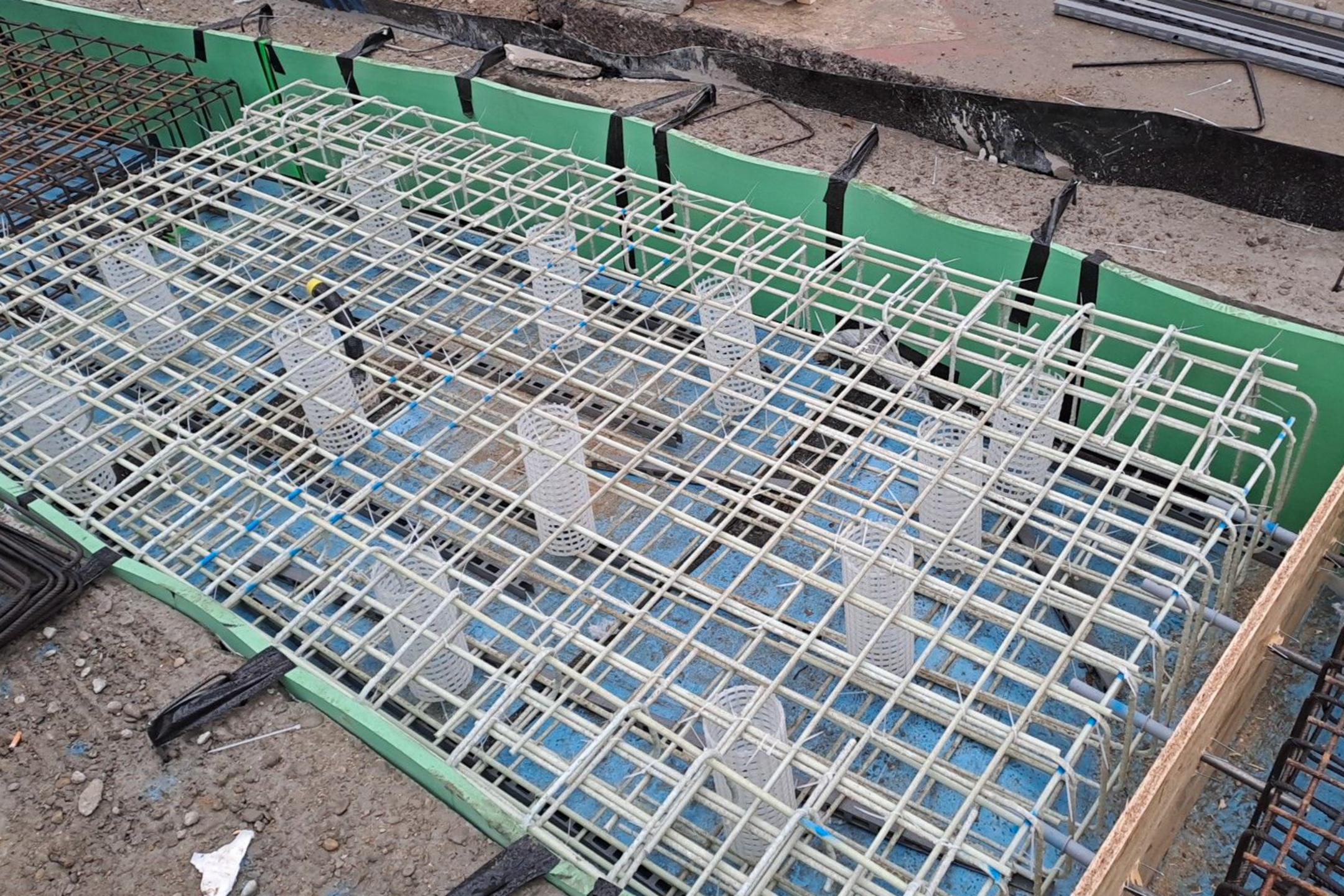 Bewehrungskorb aus Glasfaserkunststoff, eingelassen in den Boden auf einer Baustelle