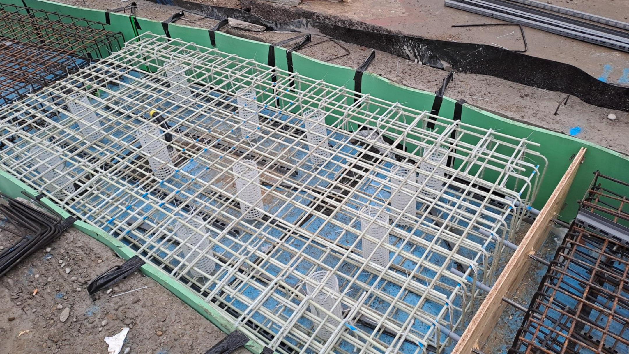 Bewehrungskorb aus Glasfaserkunststoff, eingelassen in den Boden auf einer Baustelle