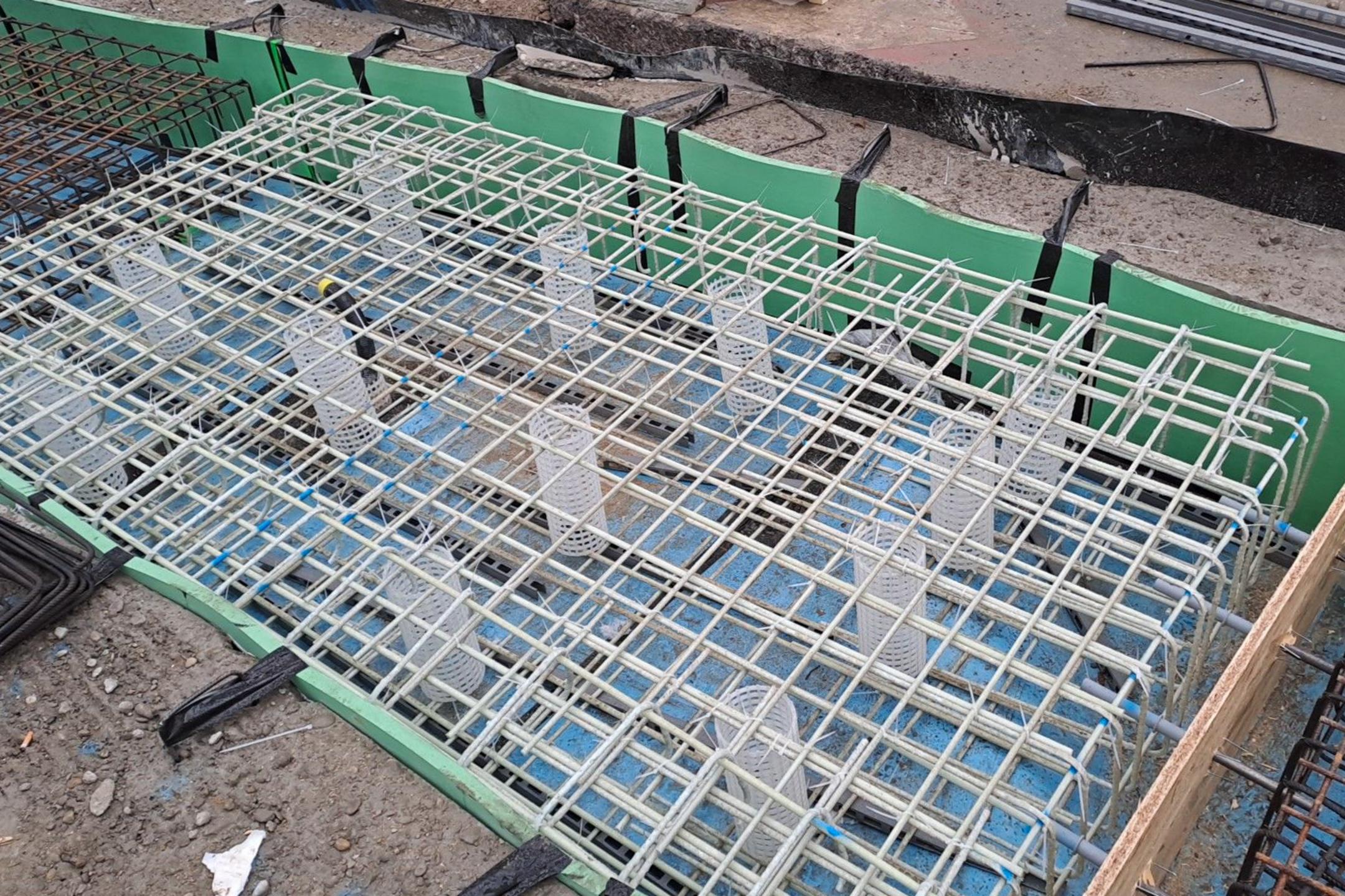 Bewehrungskorb aus Glasfaserkunststoff, eingelassen in den Boden auf einer Baustelle