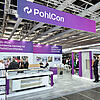 PohlCon-Messestand mit Produktpräsentationen, Tunnelmodell und Besuchern im Gespräch auf einer Fachmesse.